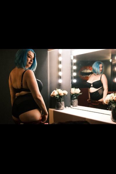 bbw Glasgow escort posing in the mirror