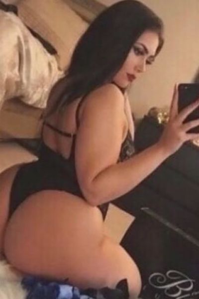 Curvy Milton Keynes escort takes a selfie
