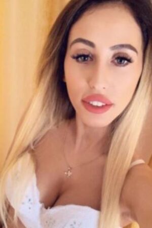 full lipped Derry escort