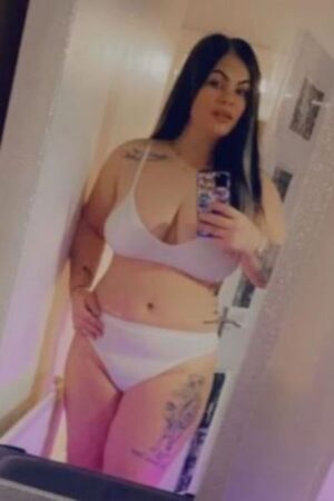 chunky tattooed Derby escort takes a selfie in the mirror