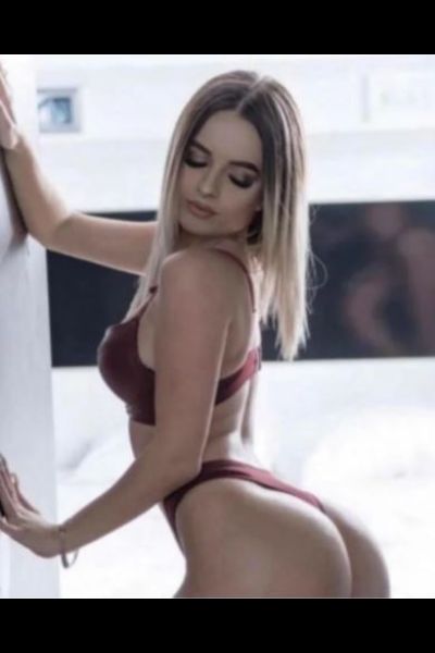 Colchester escort checking out her own fine ass