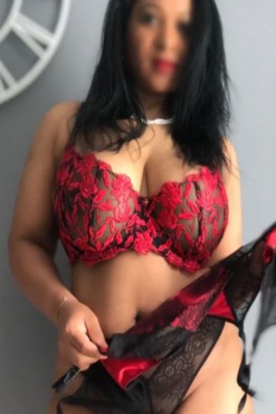 Chelmsford escort in black bra with red accents