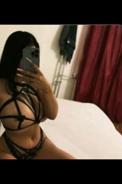 Ebony Huddersfield escort taking a selfie in lingerie