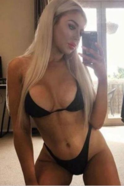 sexy blonde Middlesbrough escort takes a selfie