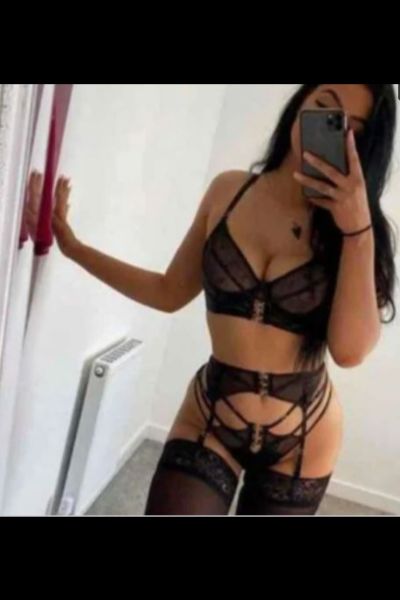brunette Southampton escort takes a selfie
