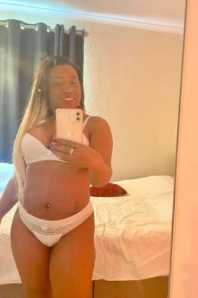 Independent Southampton escort takes a selfie