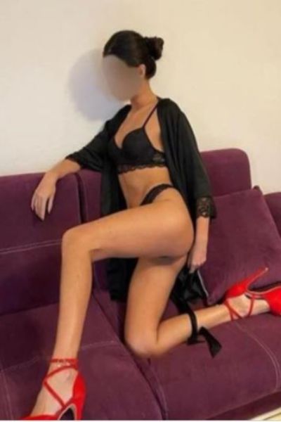 Independent Wakefield escort in shiny red high heels
