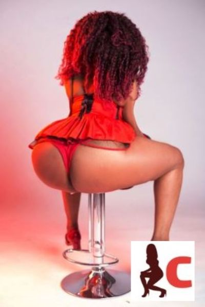 ebony Tyrone escort showing her big ass