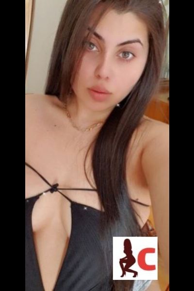 beautiful faced Derry escort