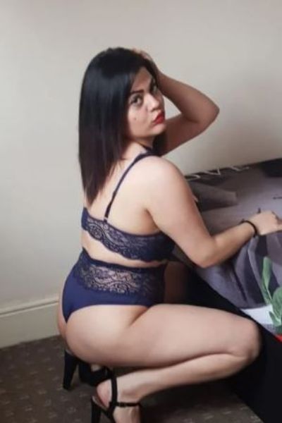 plump ass Wolverhampton Escort in purple underwear