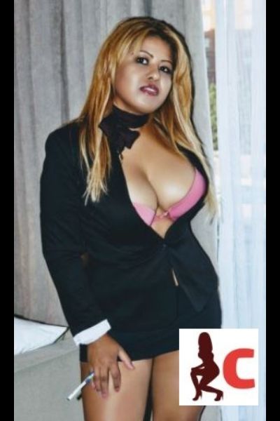 busty cruvy Cork escort in pink bra