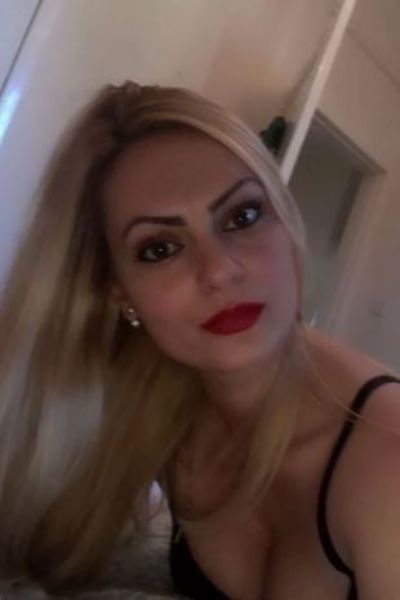 blonde Renfrewshire escort with long blonde hair