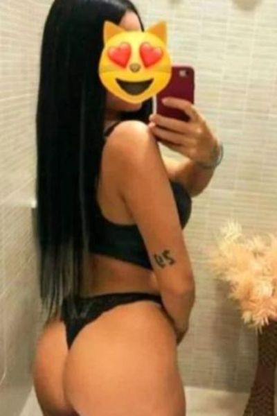 Newport escort taking a toilet selfie