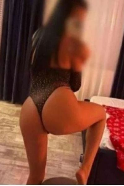 Carmarthenshire companion in black with leg on bed