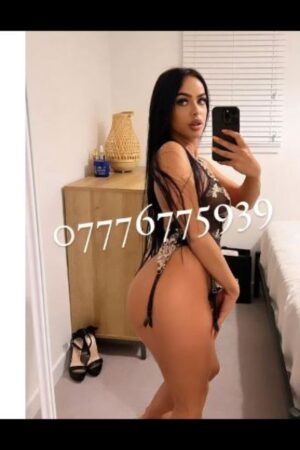 Independent Crawley escort with nice curves taking selfie