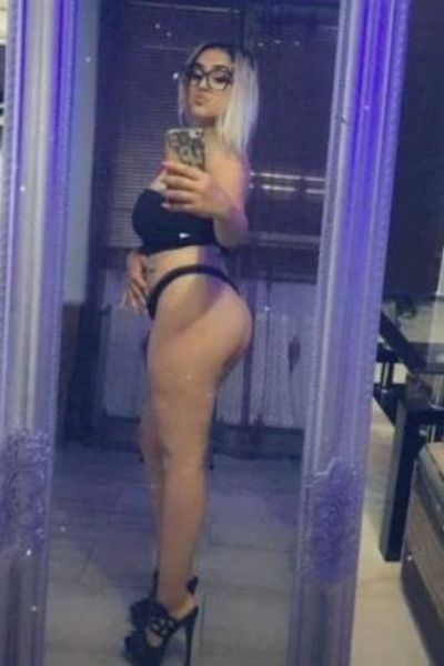 Pouty lipped glasses Sunderland escort