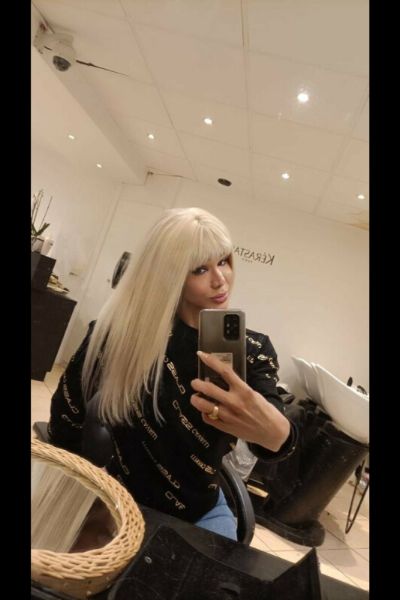 Sexy Tamara TS taking a selfie in the salon