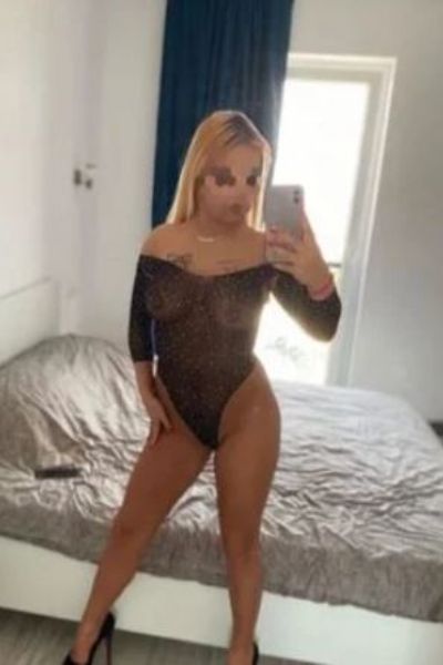 Independent Airdrie Escort taking a selfie