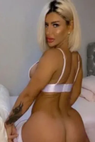 Escort Cornwall Rubi looking sexy