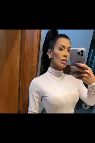 Julia Latina Escort taking a selfie