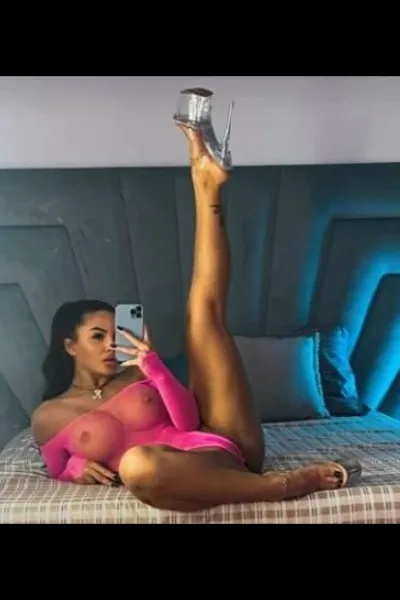 Nelly Minnigaff DG8 Escort with her leg in the air