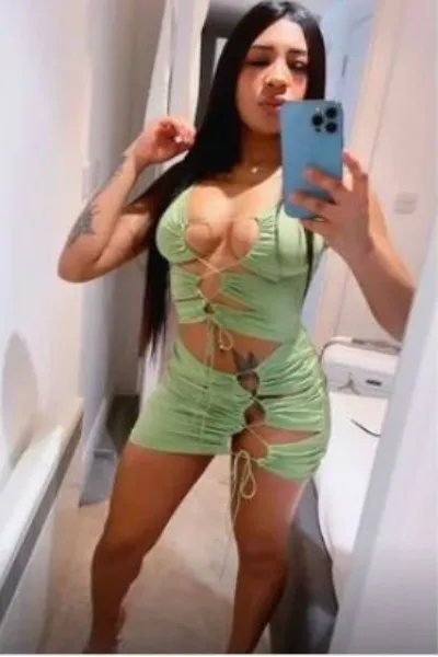 Manuella Seafield KA7 Escort in revealing green outfit