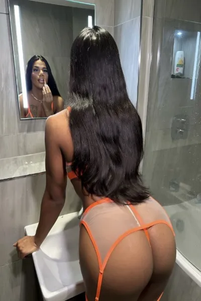 Lia Brazilian TS doing makeup in the mirror