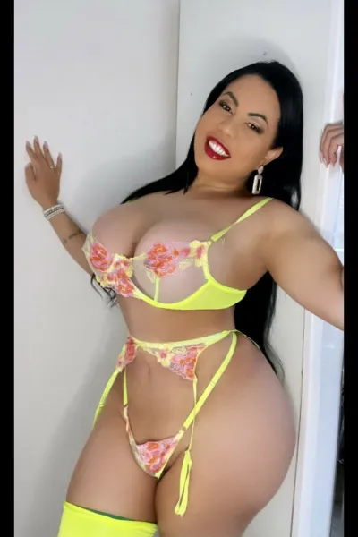 TS Mariana Paiva showing off her curvy body