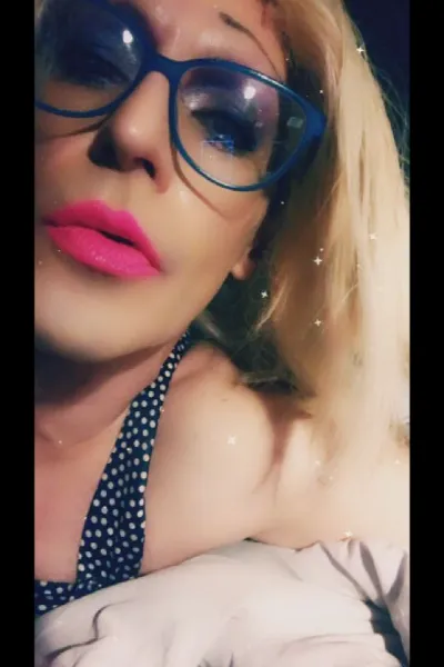 TS Kylie wearing pink lipstick