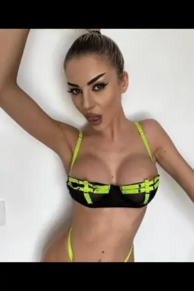 Slim and busty Blonde Escort in Lurgan