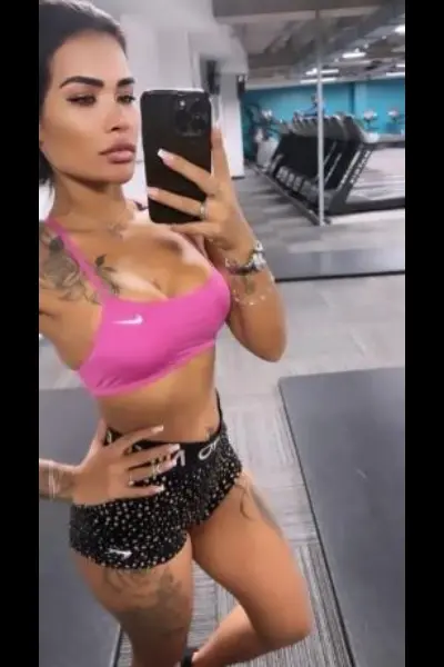 Zara B1 Escort taking a selfie in the gym