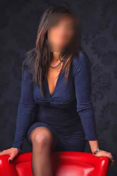 Nicole Brunette Kent Escort