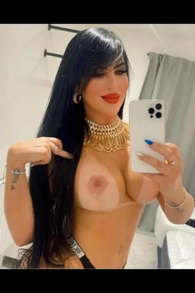 Julia L3 Escort topless taking a selfie