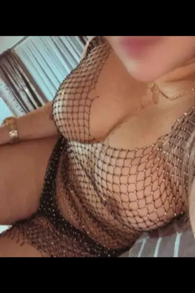 Karina M1 Escort looking busty