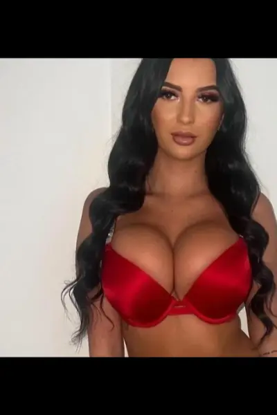 Latina EH7 Escort in red bra