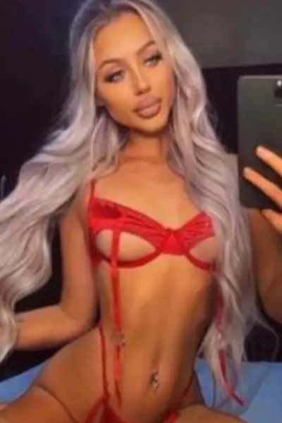 Tanya G1 Escort takes a selfie