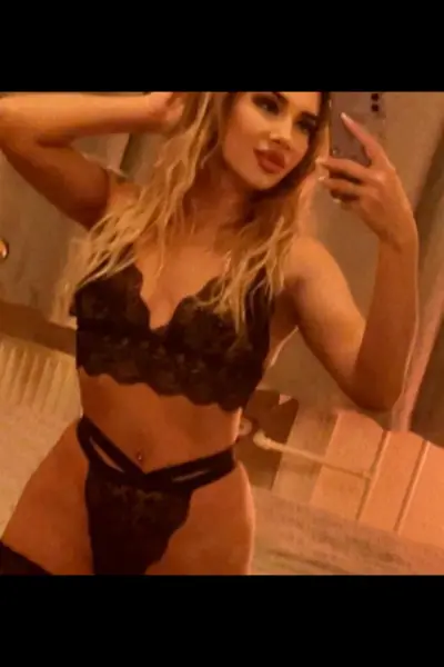 Barbara EH3 Escort taking a selfie