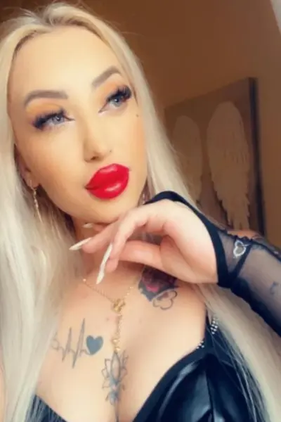 Erika Sexy EH3 Escort showing tattoos