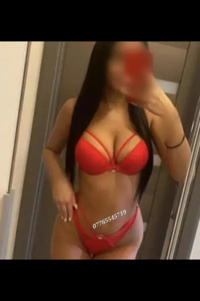 Brunette Govan Escort taking a selfie