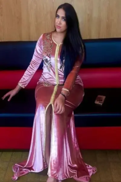 Arab escort in traditional dress