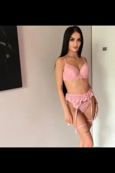 Petite black haired Hounslow Escort