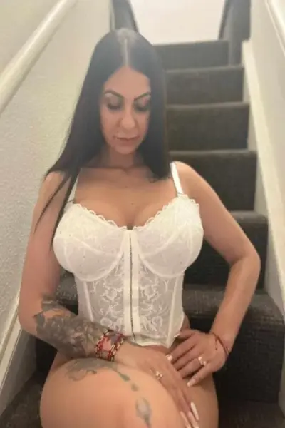 Busty Croydon escort