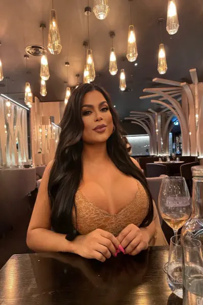 Edinburgh TS escort out for dinner