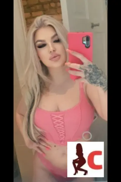 Irish Amy in pink takes a selfie