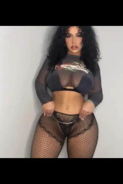 Curvy Romford escort in black outfit