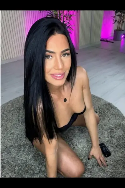 Attractive North Lanarkshire Escort