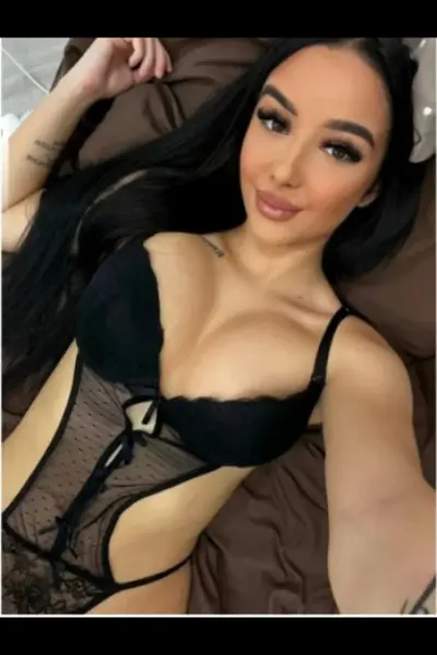 Young Gorgie Escort in black lingerie