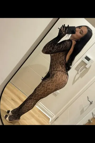 Nina Hot taking a selfie in a mirror