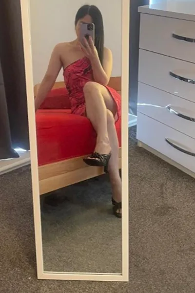 Camberley Escort taking a selfie in the mirror