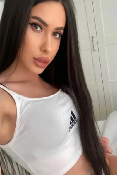 Brunette Cricklewood Escort